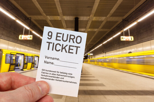 9-Euro-Ticket 9 Euro Ticket mit Metro U-Bahn Fotomontage in Berlin, Deutschland