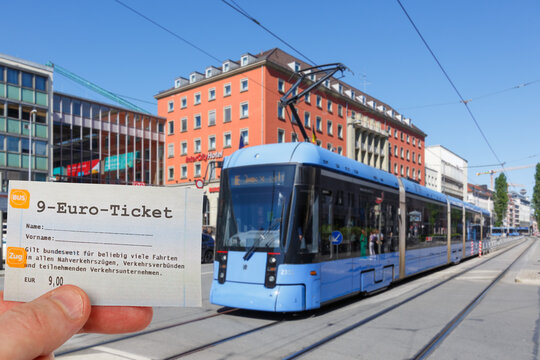 9-Euro-Ticket 9 Euro Ticket mit Stra&szlig;enbahn Tram Fotomontage in M&uuml;nchen, Deutschland