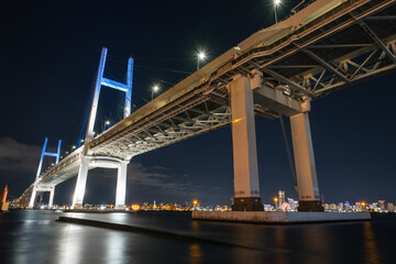 夜の横浜ベイブリッジ 大きな斜張橋