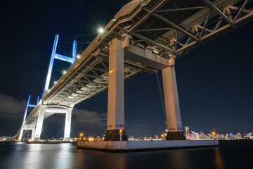 夜の横浜ベイブリッジ 大きな斜張橋