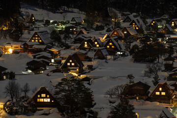 雪の白川郷 夜景 合掌造りの日本家屋