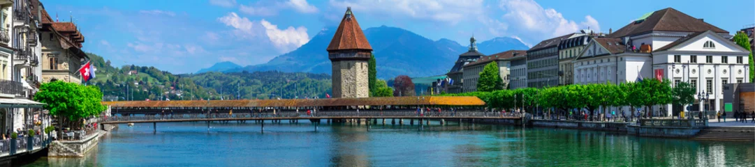 Poster Panoramisch uitzicht op Luzerne met de beroemde Kapelbrug en de Pilatus-berg op de achtergrond. Zwitserland reizen en bezienswaardigheden. © Freesurf