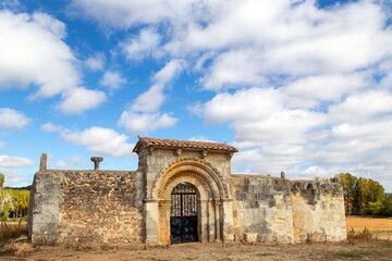 Portada románica del cementerio de San Tirso. Vega de Bur, Palencia, España.