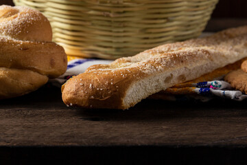 Lengua pan dulce tradicional de guatemala sobre mesa de madera antigua comida refaccion latina