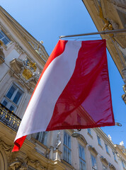 Flaga Austrii na tle zabytkowych kamienic w centrum Wiednia - obrazy, fototapety, plakaty
