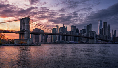 Fototapeta na wymiar Purple sunset on Manhattan