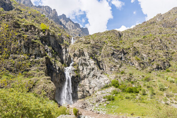 Cascade de Casset dans la Vallée du Valgaudemar au printemps, à la fonte des neiges