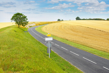 Champ de blé récolté - route départementale