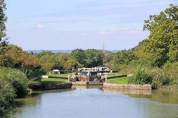 Fototapeta na wymiar Caen Hill canal locks, Devizes, England 
