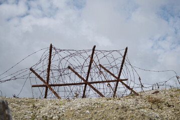 Champ de bataille - fil de fer barbelé © Anthony SEJOURNE