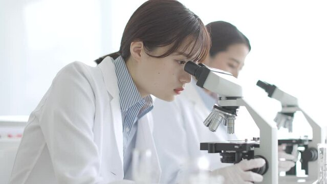 顕微鏡を覗く研究者
