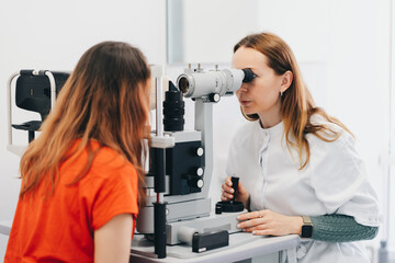 Fototapeta premium Eye test for visual acuity. The patient receives eye consultation.