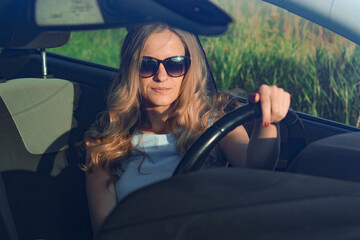 Naklejka premium a girl driving a car.view through glass.