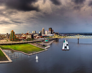 Drone shot of the Louisville, Kentucky by the water on a stormy day with buildings and green spaces - obrazy, fototapety, plakaty