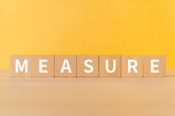 測定・計測のイメージ｜「MEASURE」と書かれた積み木