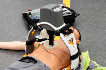Electronic resuscitation by rescue assistance on a manikin.