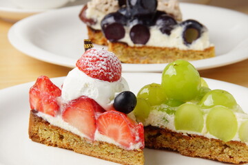 フルーツケーキ　苺タルト　葡萄タルト