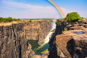 ビクトリア滝にかかる虹