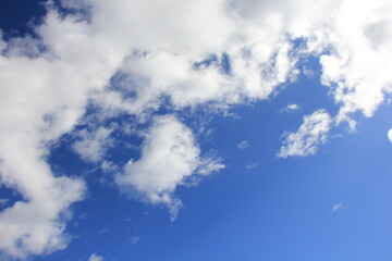 雲が形を変えながら漂う、爽やかな青空