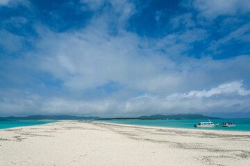 はての浜と呼ばれる砂でできた無人島とツアーボート