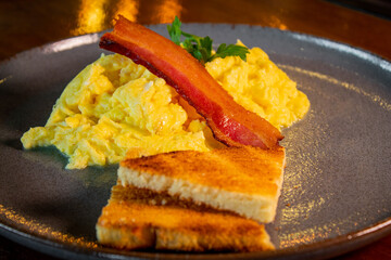 Omelete com bacon e torradas