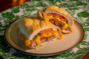 Lanche de Bife com queijo pão francês 