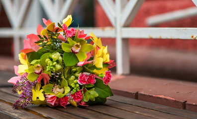 Fototapeta na wymiar Wedding bouquet on a wooden bench