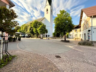 Marktplatz in Oberstdorf im Allgäu im Morgenlicht