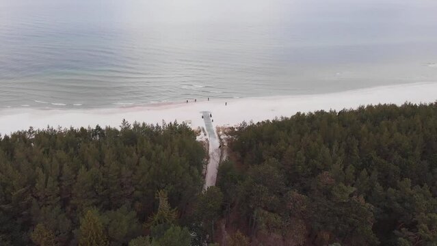 Plażą w Karwi.