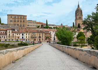 Obraz premium Vista de la ciudad de Salamanca desde el puente romano y con el campanario de su catedral gótica al fondo, España