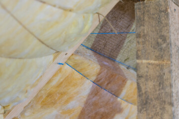 Roof insulation in two layers of mineral wool and glass wool overlap