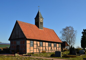Fototapeta na wymiar Historische Kapelle im Frühling im Dorf Wittorf, Niedersachsen