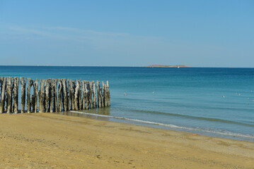 brises-lames - pieux en bois sur la plage du Sillon à Saint-Malo © Anthony SEJOURNE