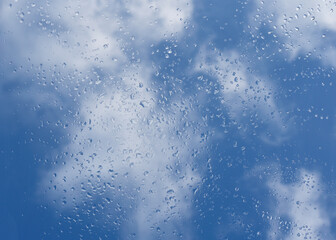 gouttes de pluie sur fond de nuages