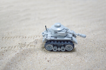 tank jouet miniature sur sable
