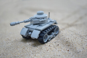 tank jouet miniature sur sable