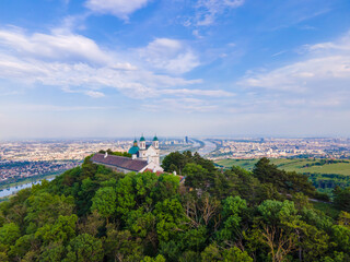 Leopoldskirche mit Blick auf Wien