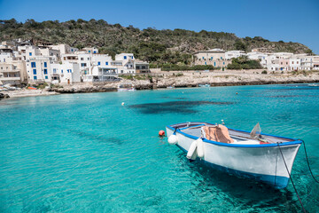 Un bote en la bahía de Levanzo , archipelago de las Islas Egadas, Sicilia, Italia. Cinco pequeñas...