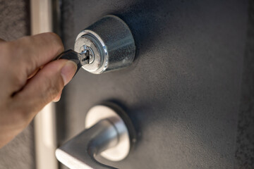 鍵穴にキーを挿す手