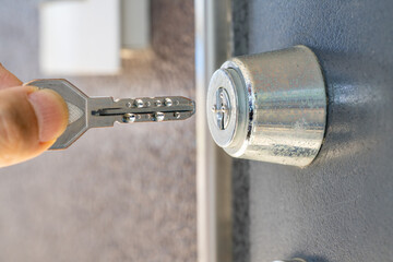 鍵穴にキーを挿す手