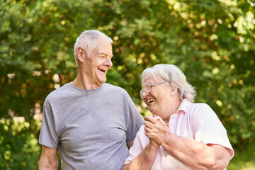 Senioren Paar lacht zusammen über einen Scherz