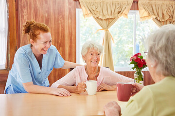 Senioren sitzen beim Kaffeetrinken im Pflegeheim