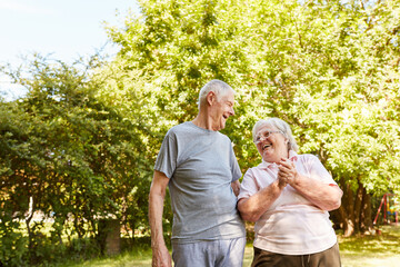 Senioren Paar hat Spaß auf einem Spaziergang im Park