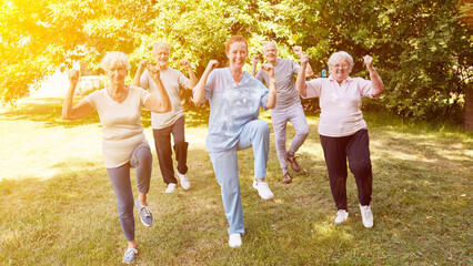 Gruppe Senioren bei Aerobic Training mit Altenpflegerin