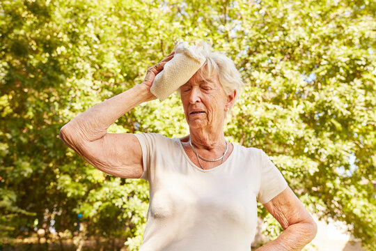 Seniorin mit Schwindel und Kreislaufproblemen