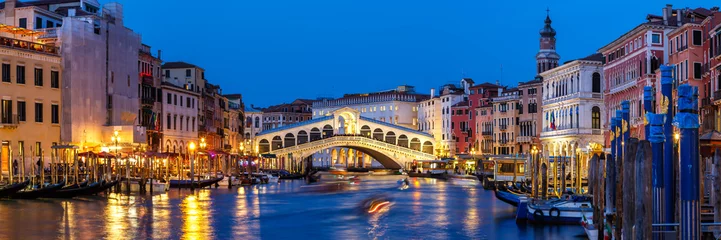 Foto auf Acrylglas Rialtobrücke Venedig-Rialto-Brücke über den Canal Grande mit Gondelreise Reisen Ferien Urlaub Stadtpanorama bei Nacht in Italien