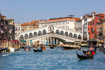 Papier Peint photo Pont du Rialto Venice Rialto bridge over Canal Grande with gondola travel traveling holidays vacation town in Italy