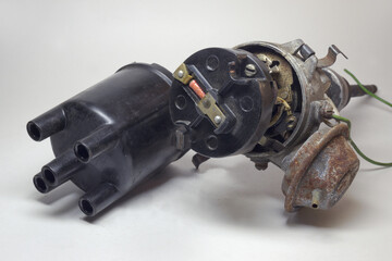 mechanical ignition system distributor cap at the rotor on shaft, in housing with vacuum control...
