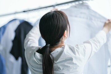 洗濯物を干す女性
