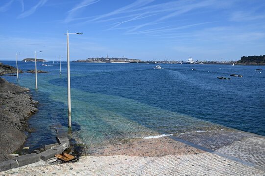 Cale submersible de la place Jules Boulin de Dinard
